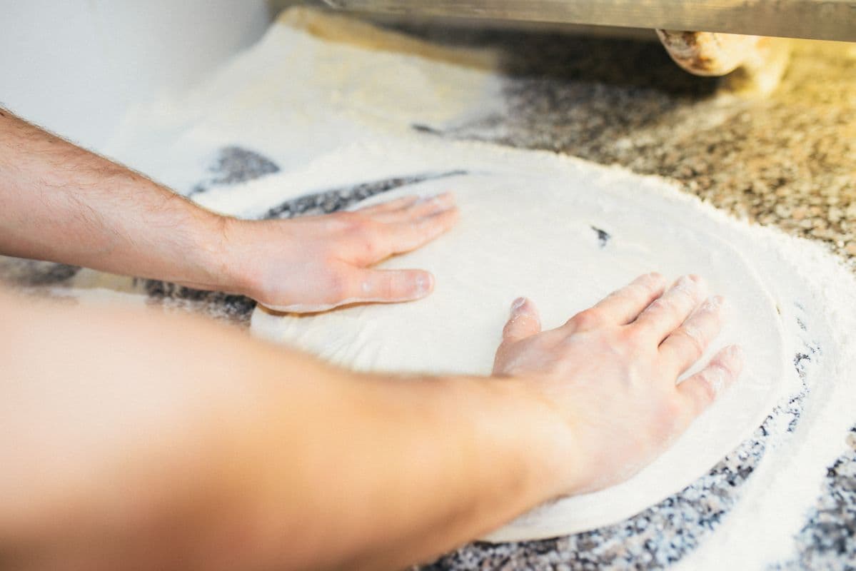 Kokk venitab pitsatainast