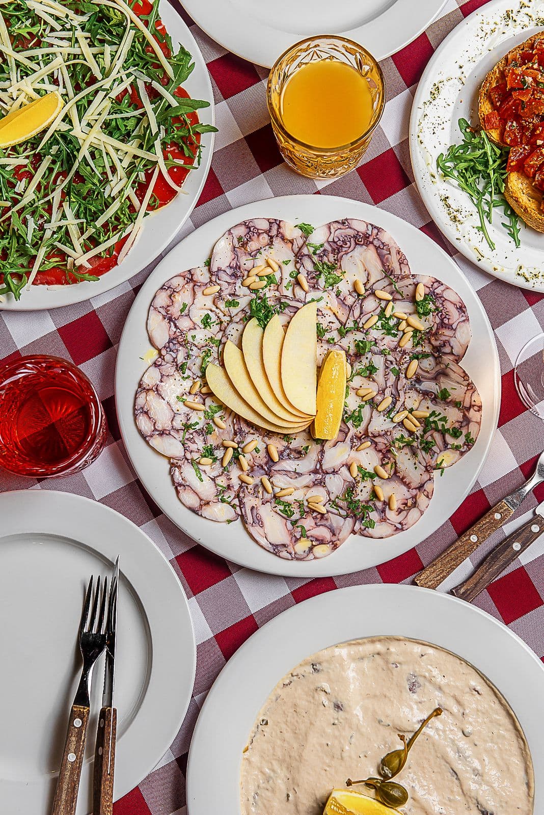 Kaheksajala carpaccio laual